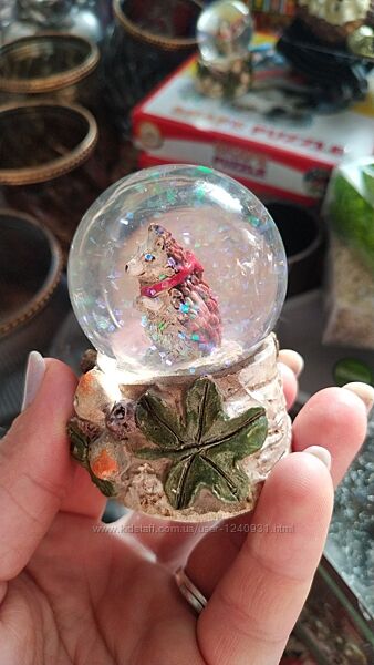 Новорічний сніговий шар з їжачком