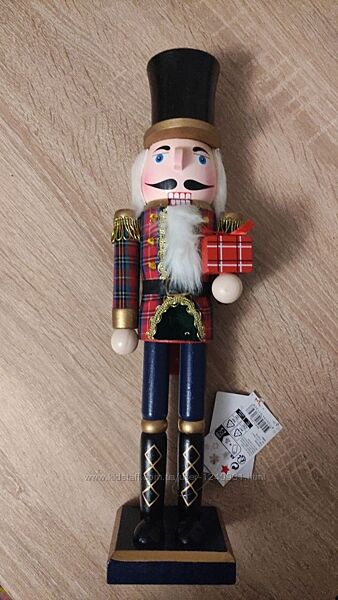 Новорічна фігурка Лускунчик горіхокол дерево 35 см