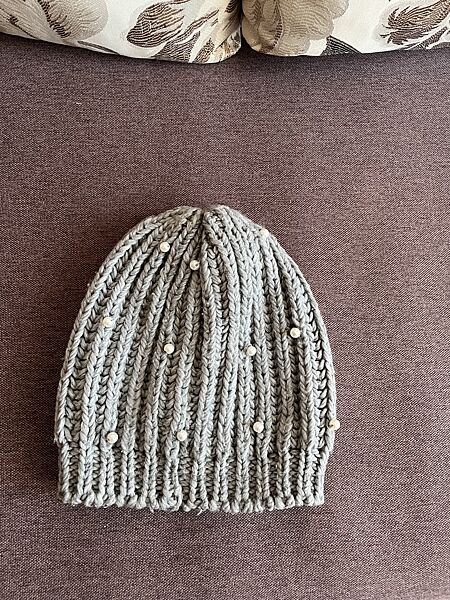 Стильна шапка з перлинами