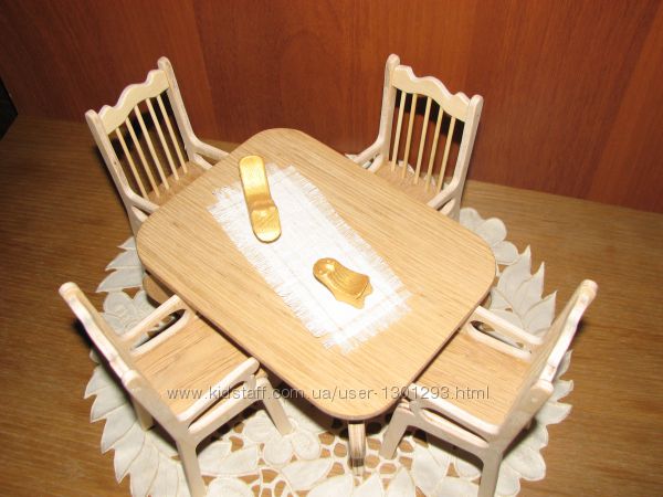 Кукольная мебель для Барби - стол и стулья с подлокотниками.