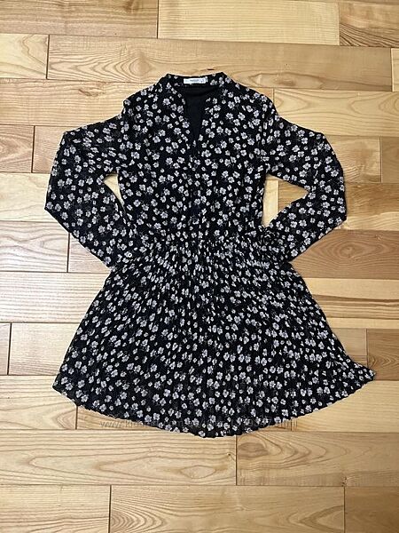 Чорна кежуал сукня плісована Reserved з квітковим принтом