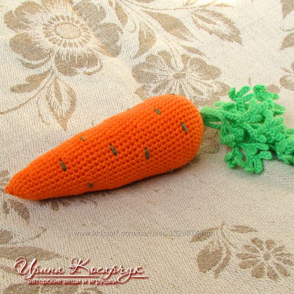 Вязаная погремушка Морковка