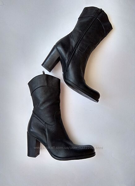 Шкіряні крутезні чоботи напівчобітки бренду Paola Caniglia