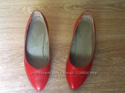 Красные лаковые туфли 35 размера