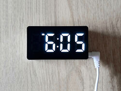 Годинник настільний електронний цифровий. Час, дата, температура.