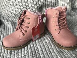 Трендовые розовые ботинки для маленькой модницы 