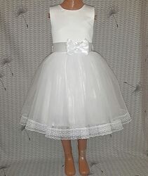 Нарядна дитяча біла сукня з бантом і мереживом, модель 70