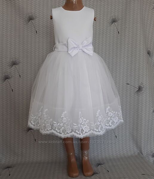 Святкова дитяча біла сукня з широким мереживом Білосніжка, модель 115