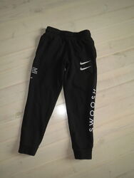 Спортивні штани з вишитим логотипом nike 9 років