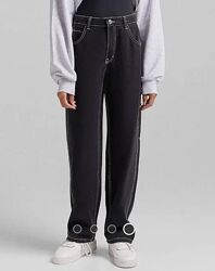 Прямые джинсы черные с белой строчкой bershka s