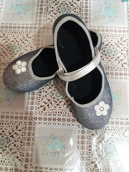 Серебристые нарядные туфли для девочки.