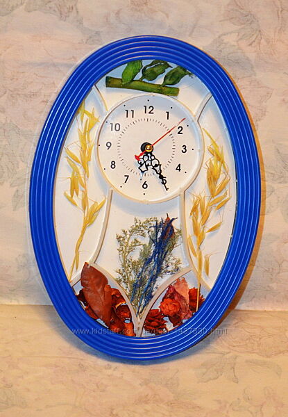 Гарний настінний годинник із травами