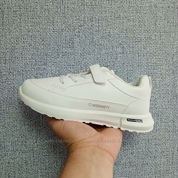 Білі кросівки на дівчаток