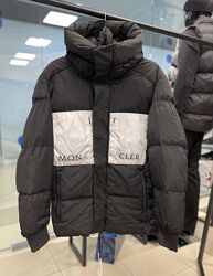 зимова куртка moncler
