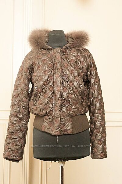  коротка коричнева куртка з шикарним капюшоном S M зимова курточка