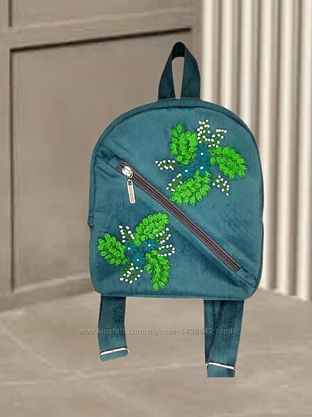 Жіночий велюровий рюкзак з вишивкою
