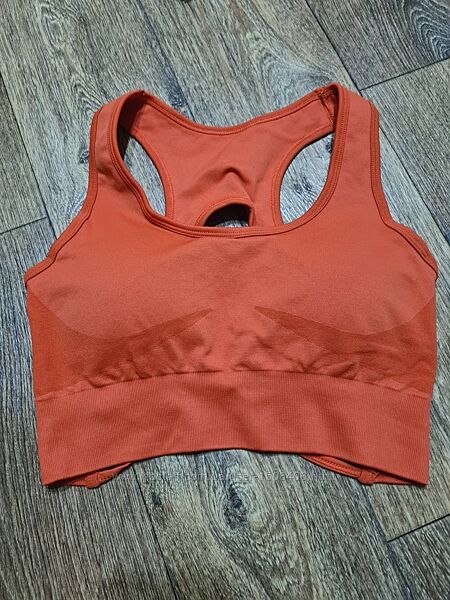 Яскравий спортивний топ р. М