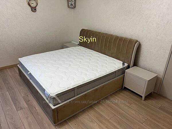 Двоспальне ліжко Стефані з каретною стяжкою та царгами з тканини, дерево