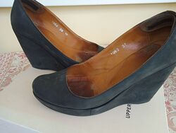 Туфлі на танкетці шкіра