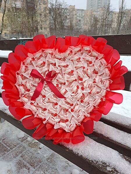 Букет з цукерок у вигляді серця