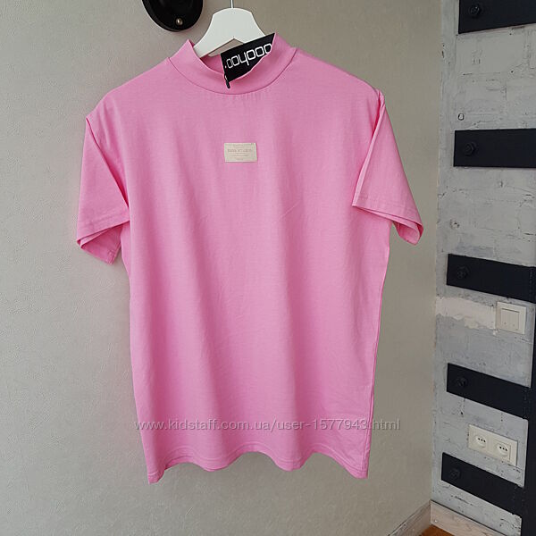 Стильная розовая футболка с высоким вырезом