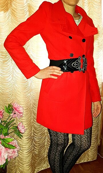 Фирменное пальто ZARA красное, красивое, интересный дизайн S/26 состояние н