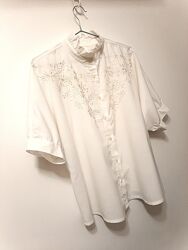 Красива біла блузка з машинною вишивкою короткі рукави. на манжетах, жіноча