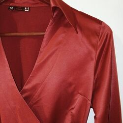 Атласна бордова блузка на запах з довгими рукавами