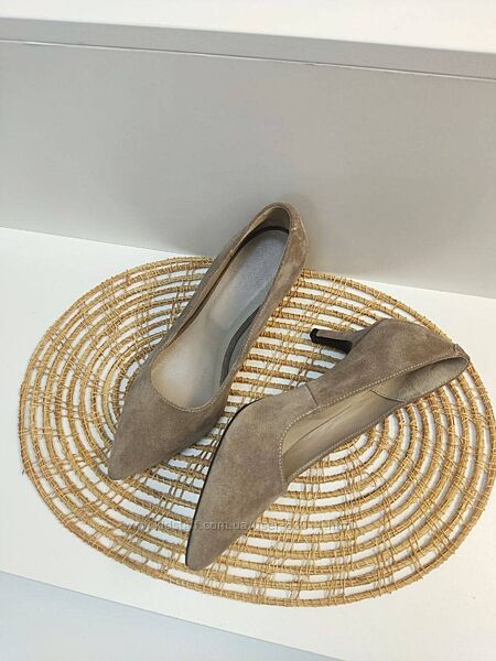 Класичні шкіряні туфлі на невисоких підборах - від виробника