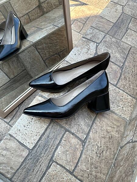 Класичні шкіряні туфлі на невисоких підборах - від виробника