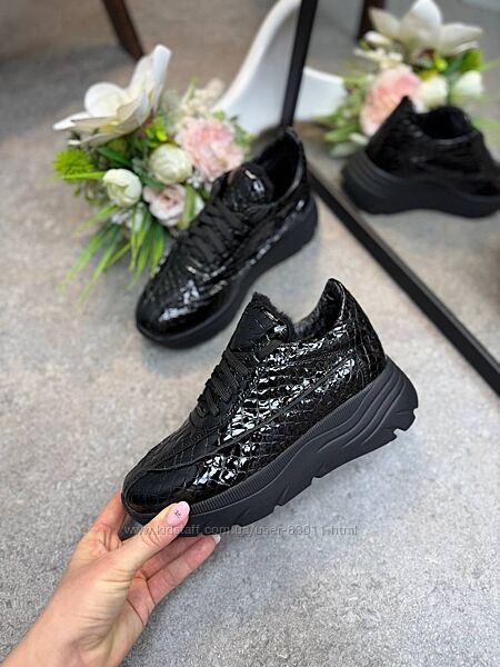 Стильні та зручні шкіряні кросівки - від виробника