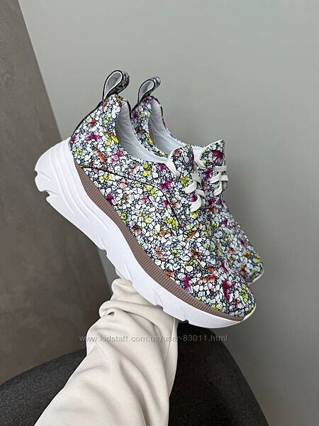 Стильні та зручні шкіряні кросівки - від виробника