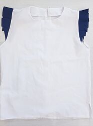 Школьная блузка белого цвета с синими крылышками р.146