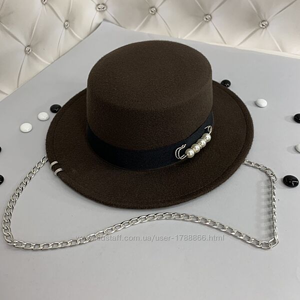 Шляпа канотье с цепочкой, пирсингом и булавкой White Pearls коричневая