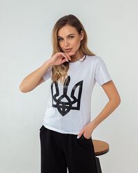 Патріотична жіноча футболка з гербом України 