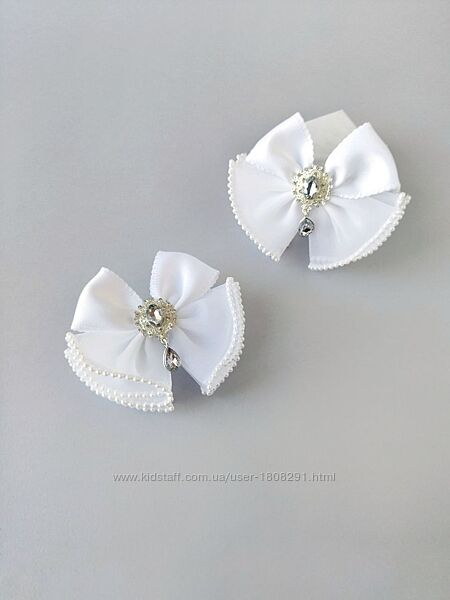 Ніжні шкільні бантики елегантність у кожній деталі.