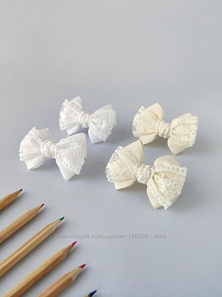 Вишукані бантики для волосся з ніжним мереживом.