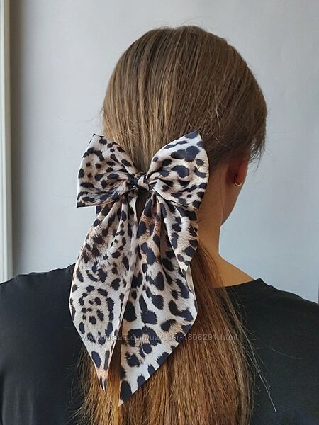 Шовковий бант для волосся з леопардовим принтом.
