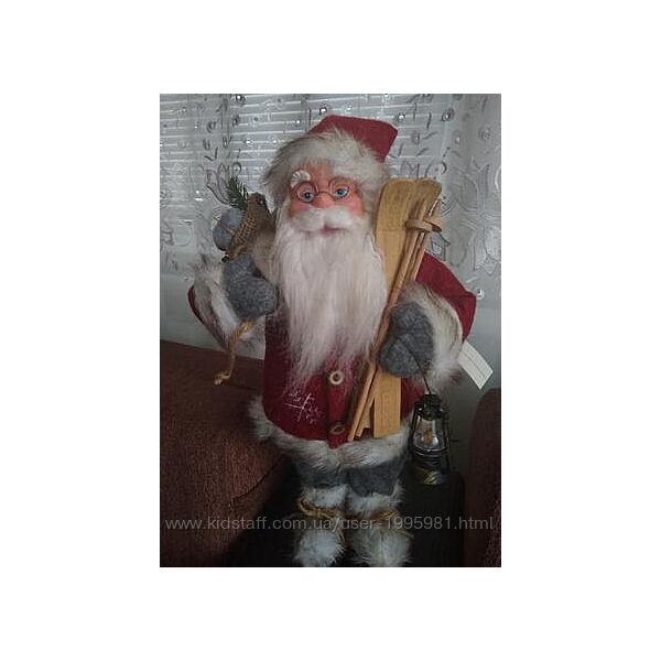 Новорічний Санта Клаус з лижами, мішком та ліхтарем,