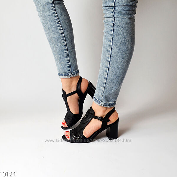 Босоніжки з перфорацією каблук чорні Star