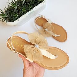 Босоніжки через палець бежеві з бантиком