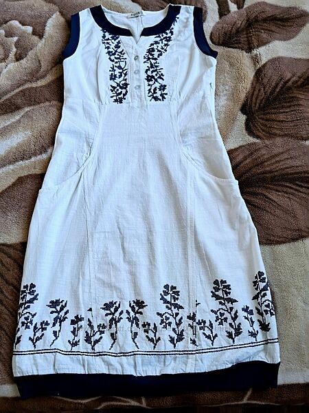 Легка літня сукня з вишивкою