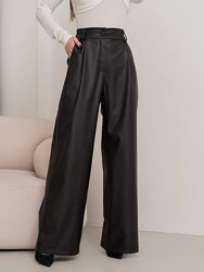 Черные кожаные брюки палаццо с защипами