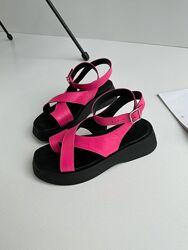 Босоножки женские кожаные натуральная кожа, сандалии, фуксия  черной подошв