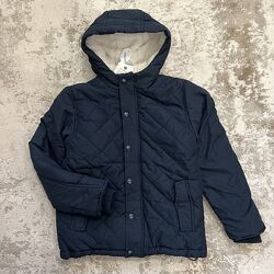 Класична стьобана куртка в глибокому синьому кольорі, з коричневими елемент