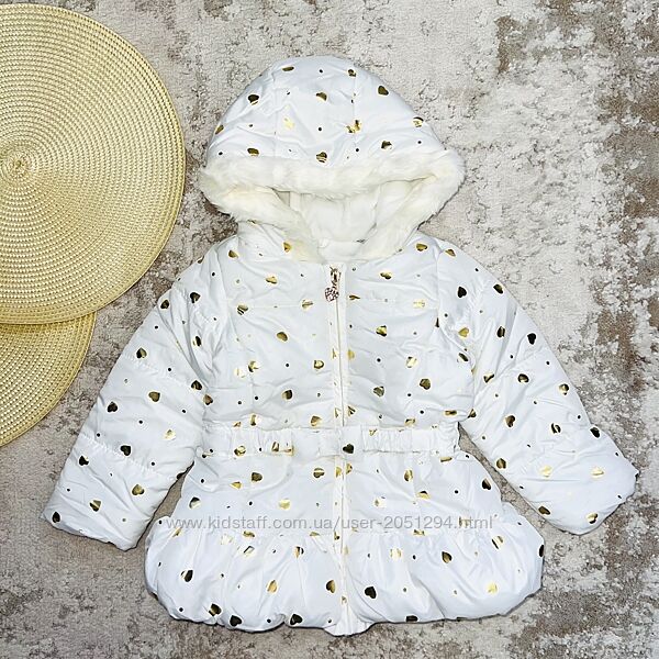 Неймовірно красива курточка білого кольору в золоті сердечка для дівчинки. 