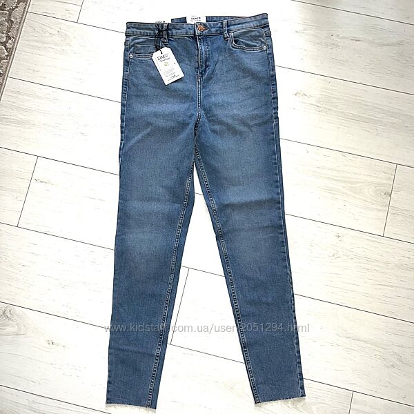 Стрейчеві джинси світло синього кольору, гарно сідають на фігуру, стройнять