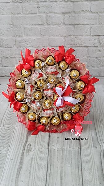 Розкішний букет із цукерками Ferrero Rocher Rafaello на 8 березня