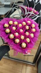 Розкішний букет із цукерками Ferrero Rocher у формі серця подарунок 