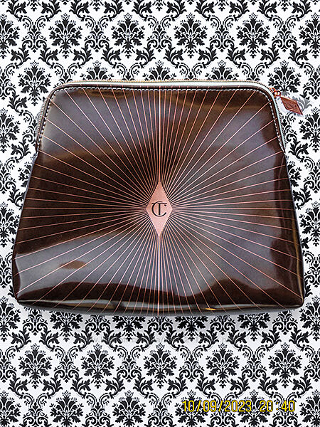 Люксовая глянцевая сумка Charlotte Tilbury Glossy Luxe Pouch косметичка